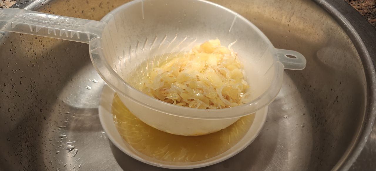 emptying the pan in the strainer to dry it from the oil
