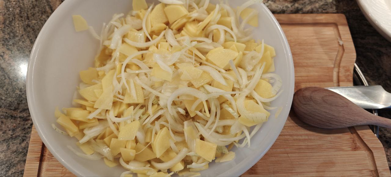 the ingredients are mixed in the bowl