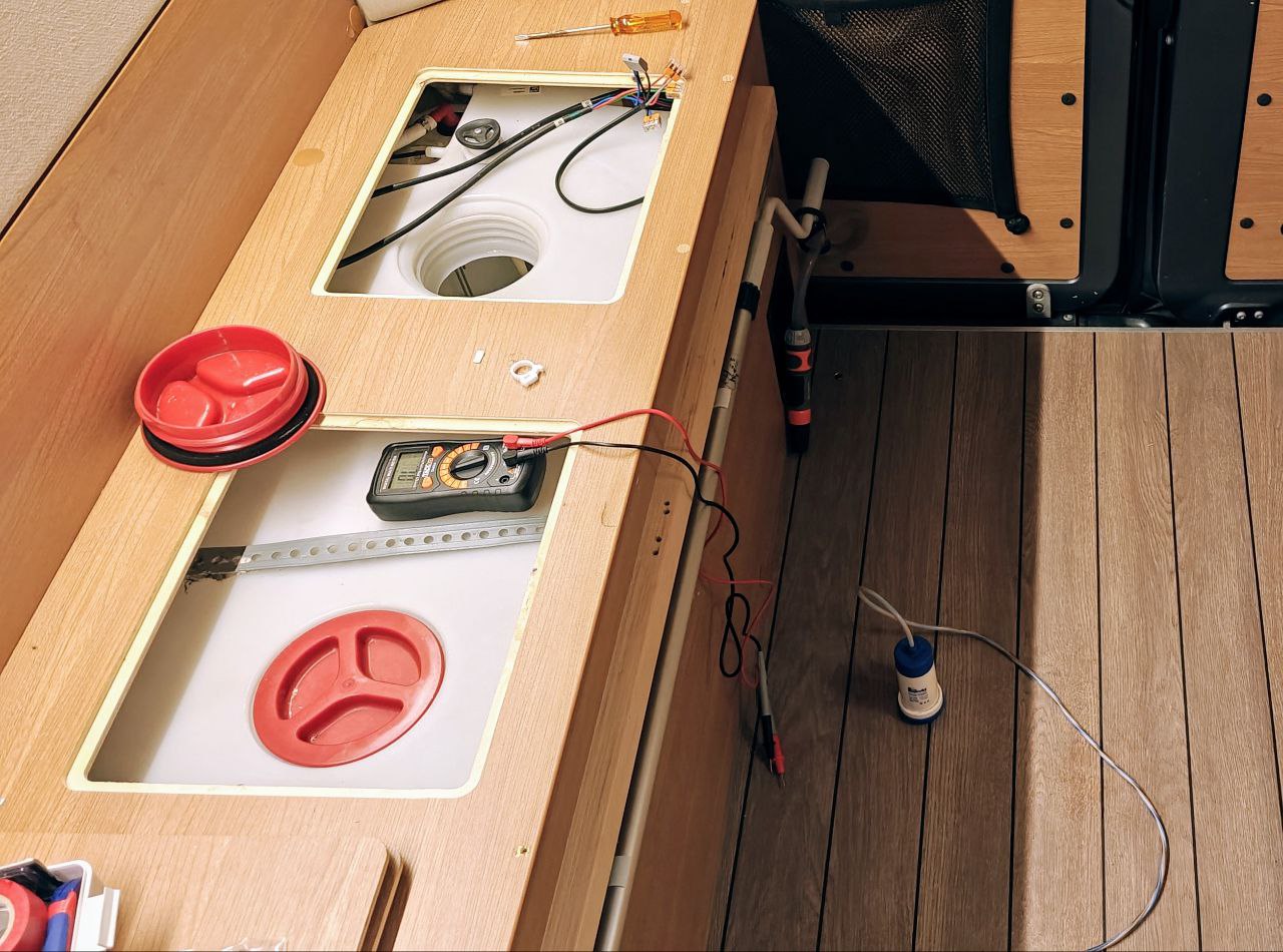 View of the trunk under the bed, with the furniture that wraps the water tank